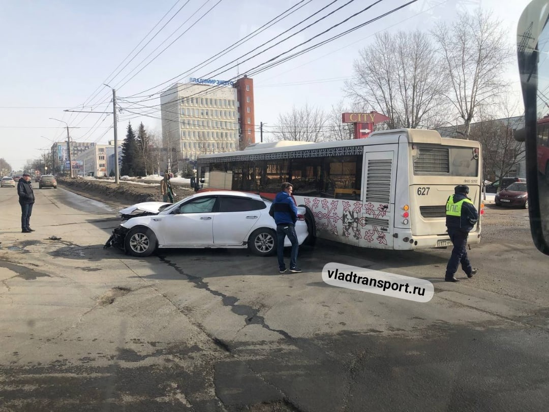 В Добром произошло столкновении двух легковушек, но пострадал еще и автобус  - новости Владимирской области