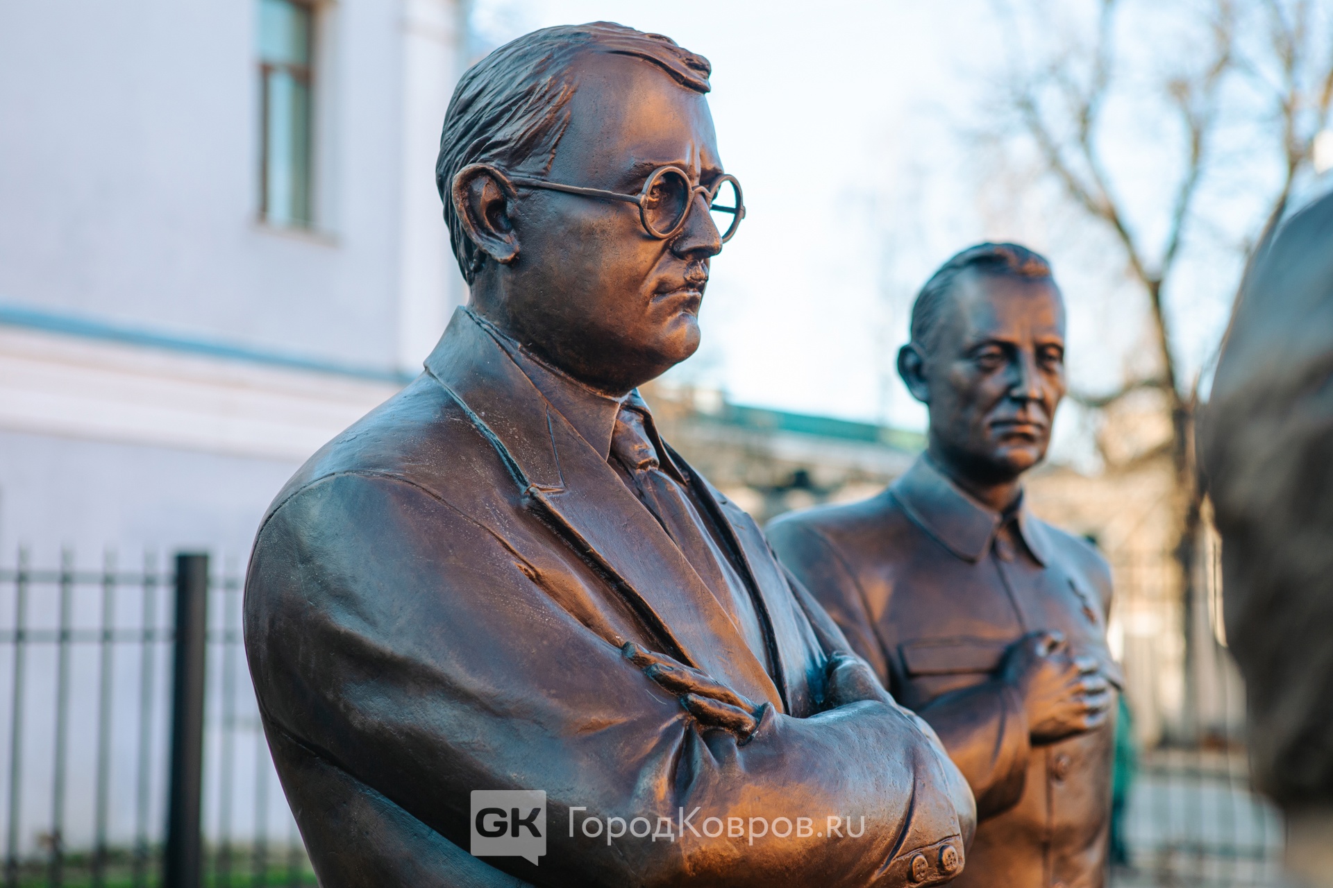 Ковровские оружейники застыли в бронзе «на вечном совещании» - новости  Владимирской области