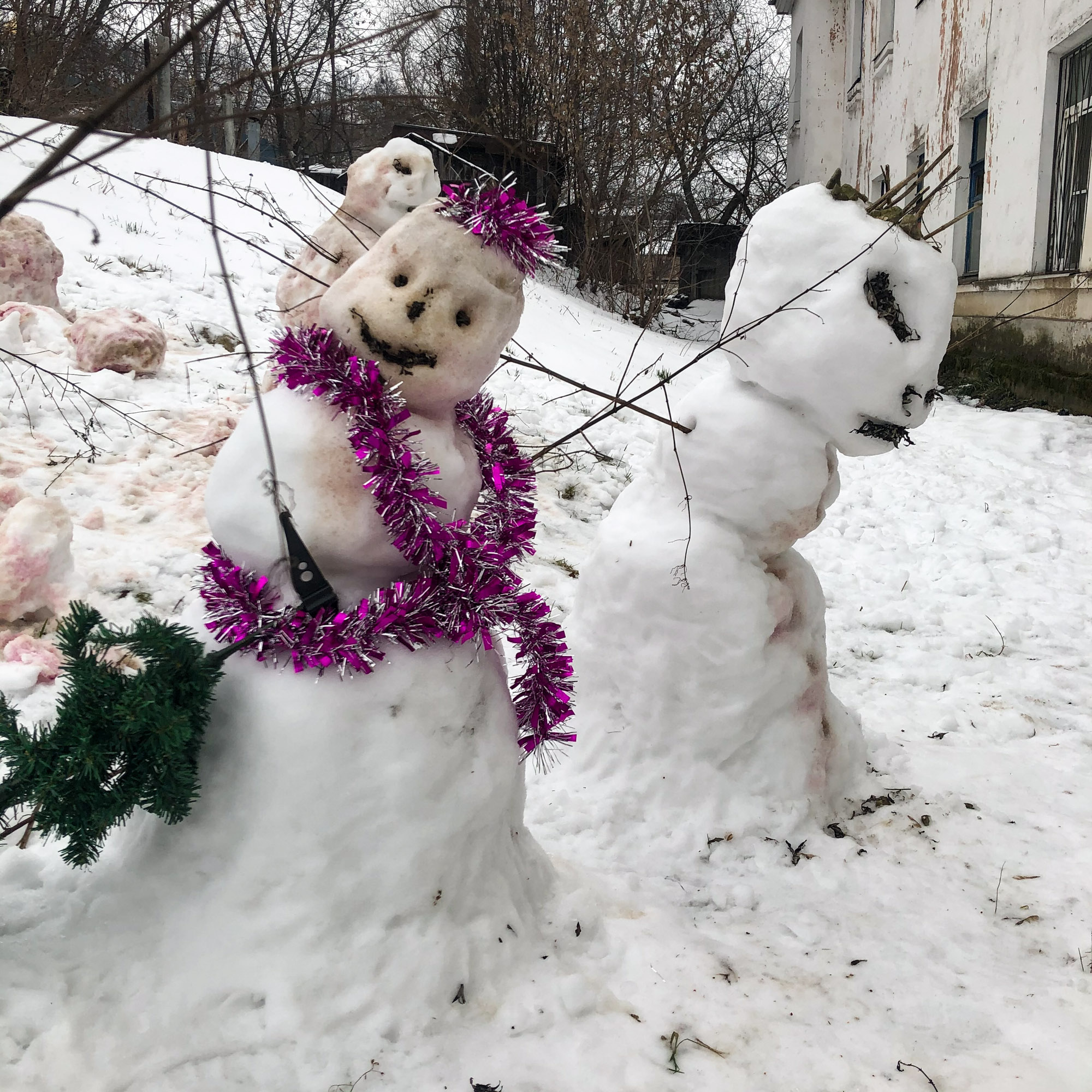 Какая зима — такие и снеговики. Жители города Владимира визуализировали  образ аномальной зимы в виде монструозных снеговиков - новости Владимирской  области