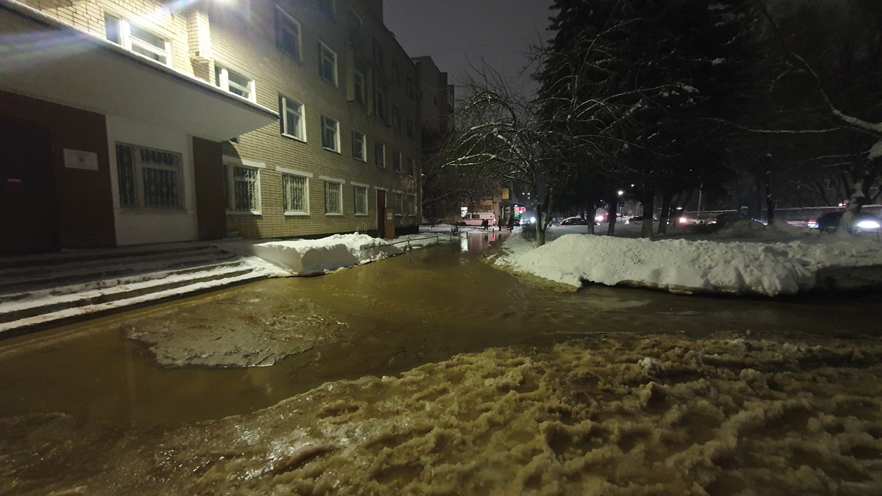 Владимирские коммунальщики настолько суровые, что прячут люки под асфальт -  новости Владимирской области