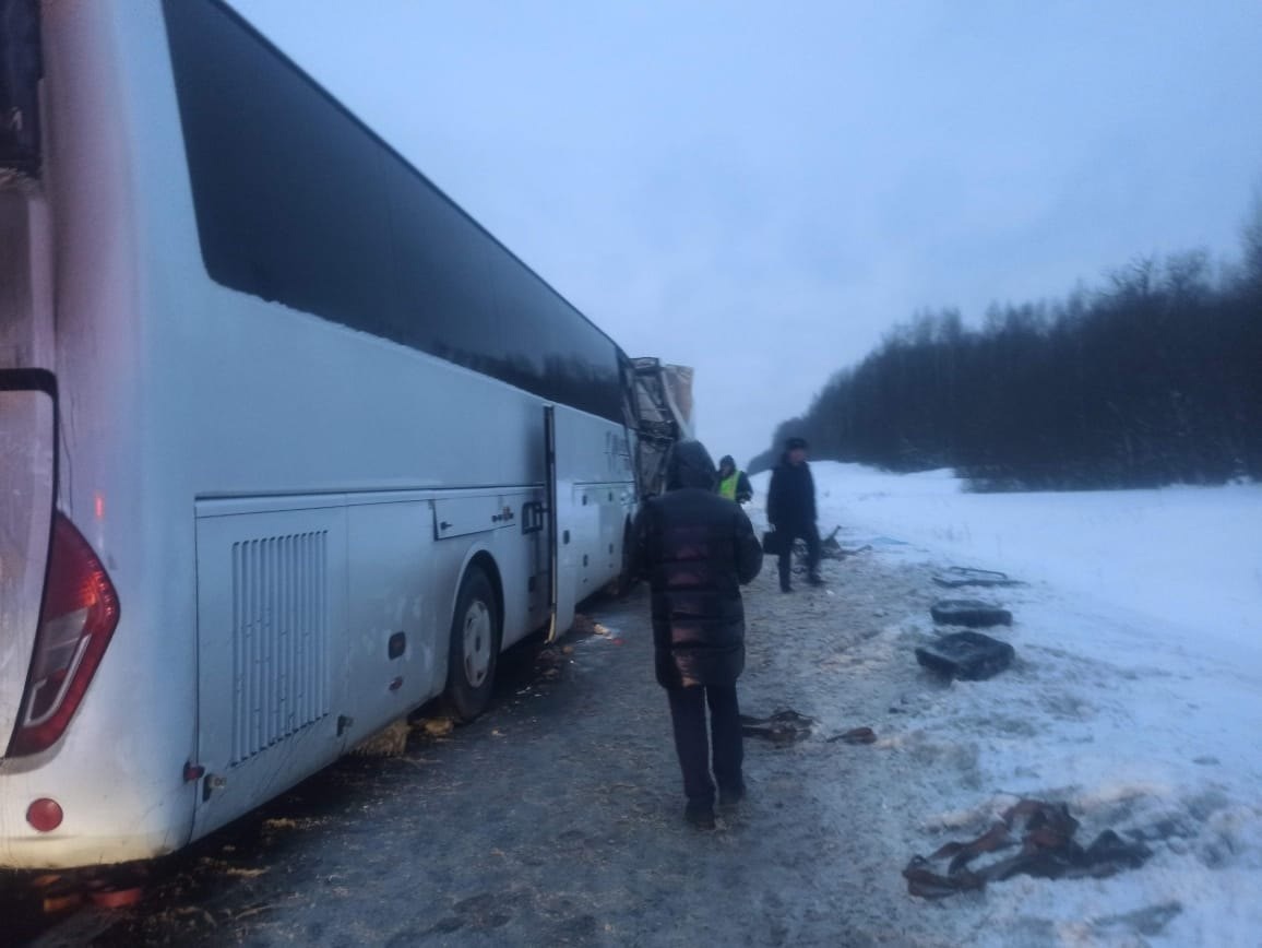 Во Владимирской области столкнулся с фурой пассажирский автобус с учителями  из Костромской области. Водитель автобуса погиб, 20 пассажиров пострадали -  новости Владимирской области