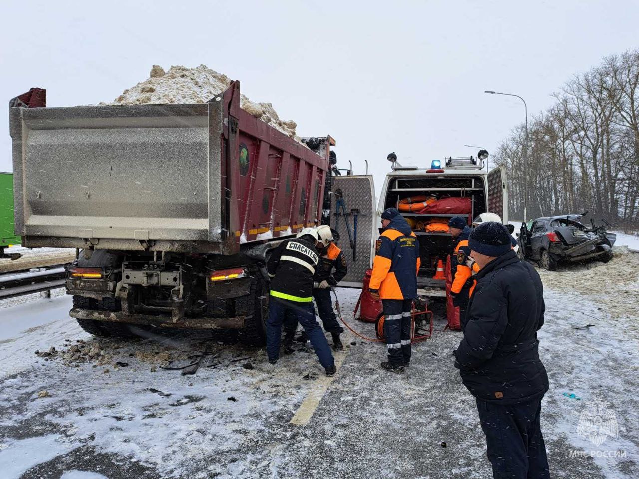 В результате столкновения легкового автомобиля и снеговоза пострадали двое  человек | 12.12.2023 | Владимир - БезФормата