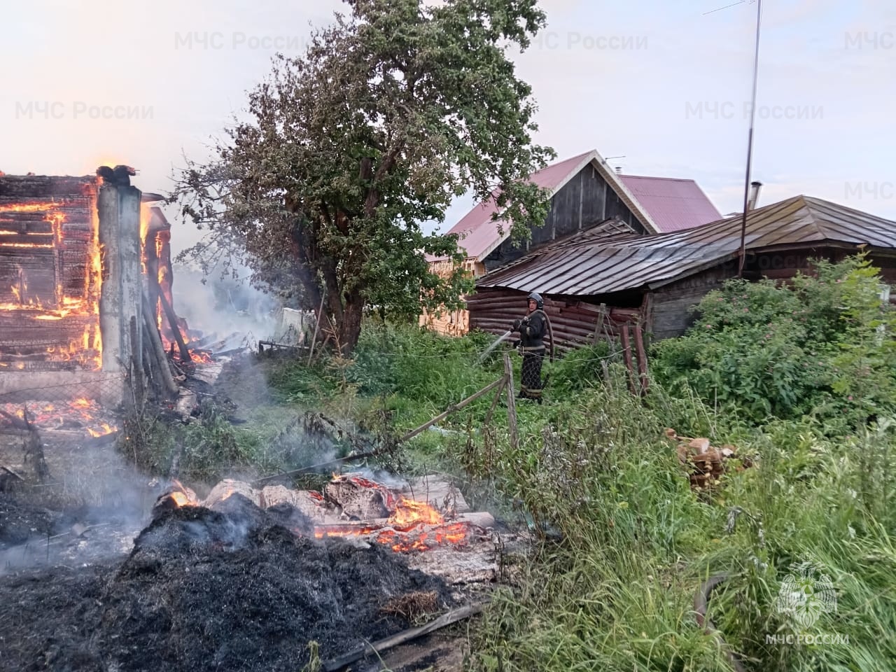 В двух владимирских деревнях из-за неисправного электрооборудования огонь  уничтожил дом, четыре дачи, две хозпостройки и автомобиль - новости  Владимирской области