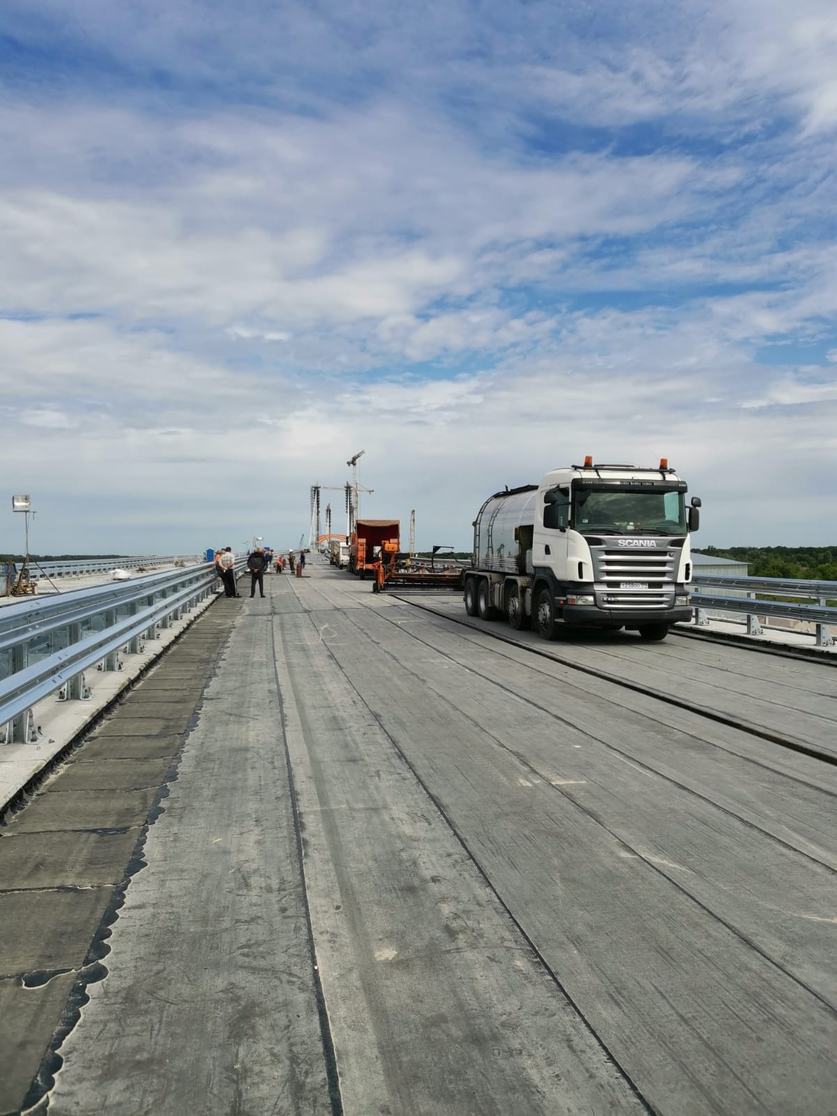 Рабочие начали асфальтировать проезжую часть вантового моста трассы М-12  под Муромом - новости Владимирской области