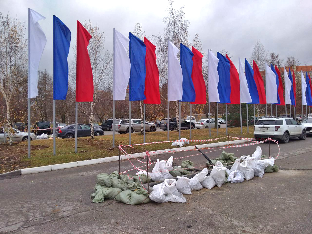 На парковке у Белого дома дома в целях безопасности установят шлагбаумы -  новости Владимирской области