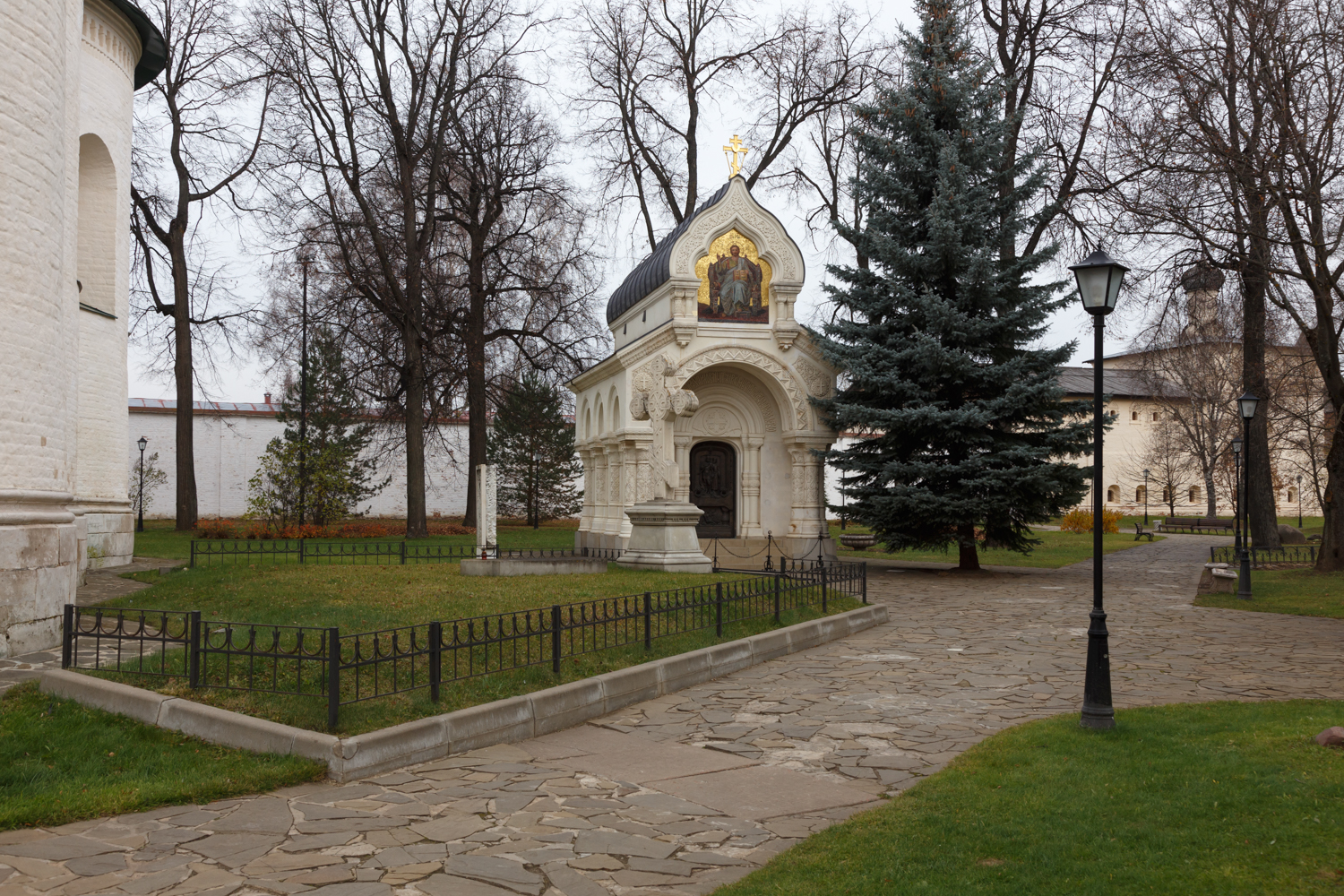 В Суздале торжественно освятили мозаичную икону «Спас на троне», которая  украсила памятник-часовню на месте погребения князя Дмитрия Пожарского -  новости Владимирской области