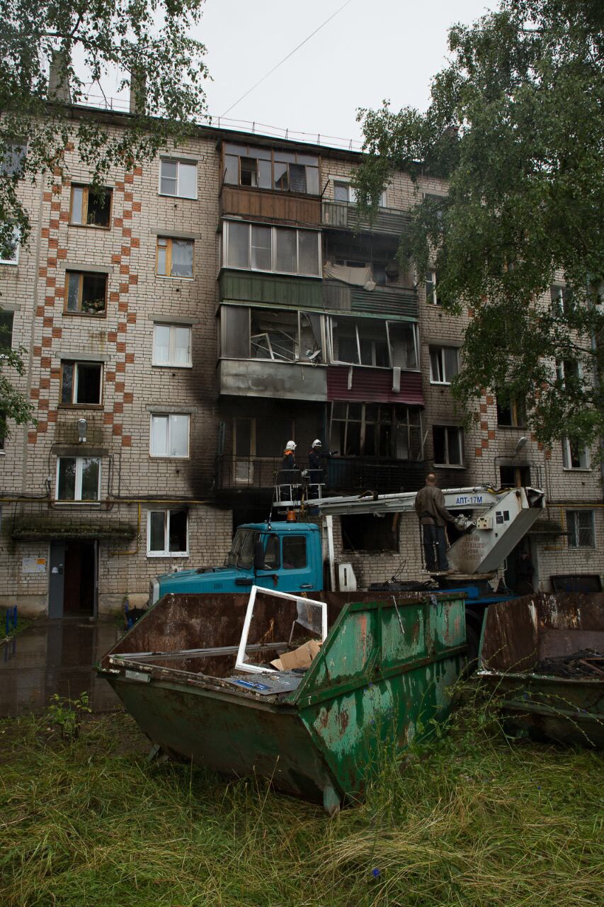 Власти Владимирской области обещают помочь жильцам дома в Коврове, который  пострадал от взрыва газа, в частности, вставить двери и окна. Полиция  охраняет имущество вынужденных переселенцев - новости Владимирской области