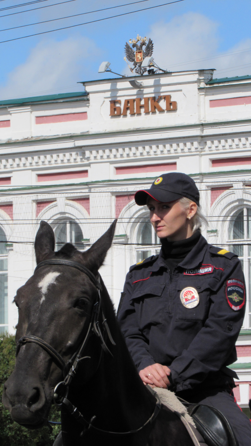 Губернатор Владимирской области Светлана Орлова, главный полицейский  региона Василий Кукушкин и спикер Заксобрания Владимир Киселев не смогли  поприветствовать полицейских на торжественном разводе комплексных сил УМВД  на Соборке во Владимире - новости ...