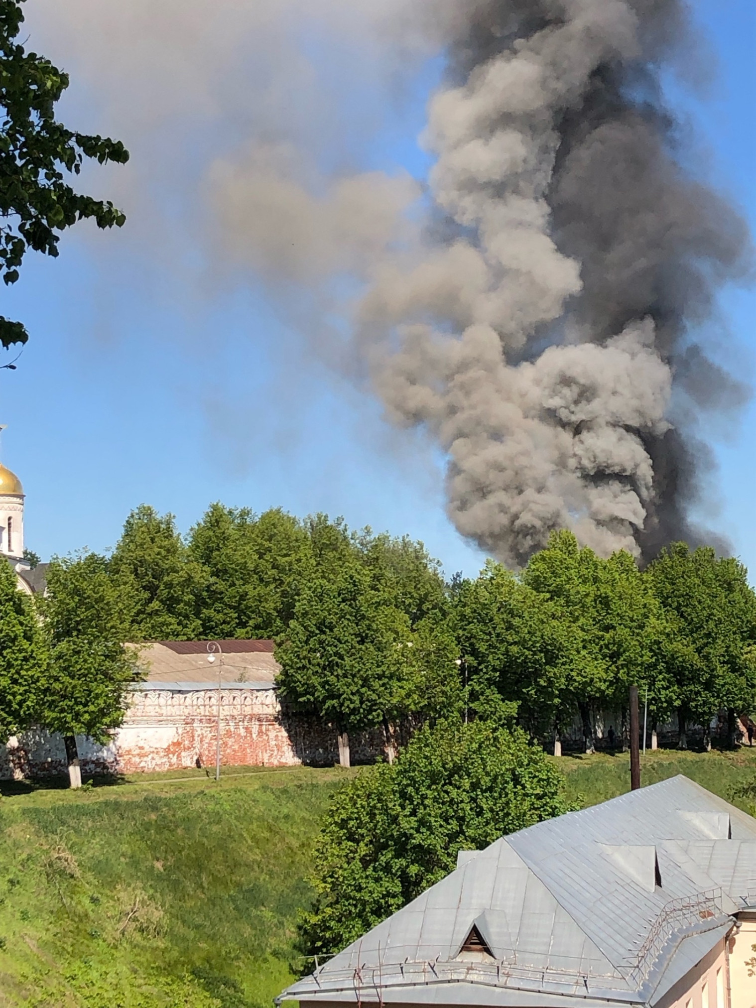 Во Владимире в Богородице-Рождественском монастыре загорелся сарай -  новости Владимирской области