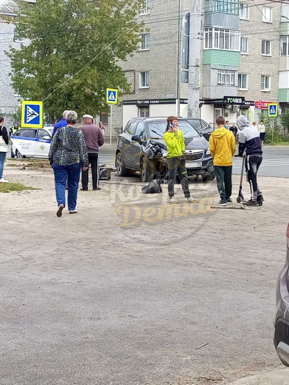 Сбитый автомобилем дорожный знак упал на пешехода, стоявшего на тротуаре -  новости Владимирской области