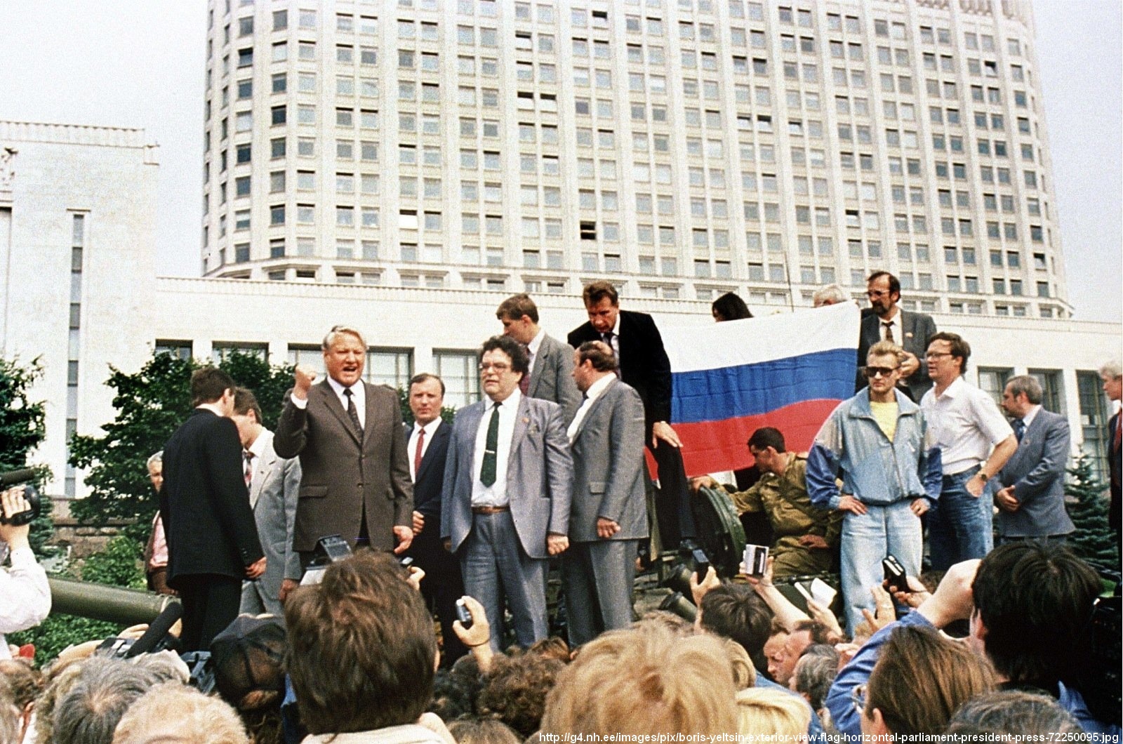 boris-yeltsin-exterior-view-flag-horizontal-parliament-president-press-72250095.jpg