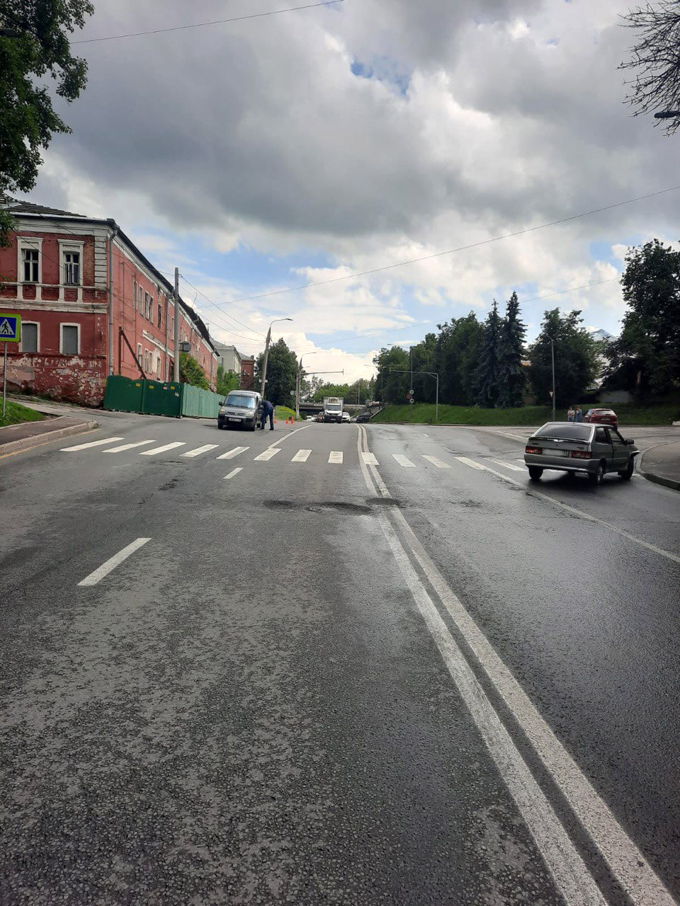 70-летнюю женщину сбили на пешеходном переходе на Ерофеевском спуске города  Владимира | 05.06.2024 | Владимир - БезФормата