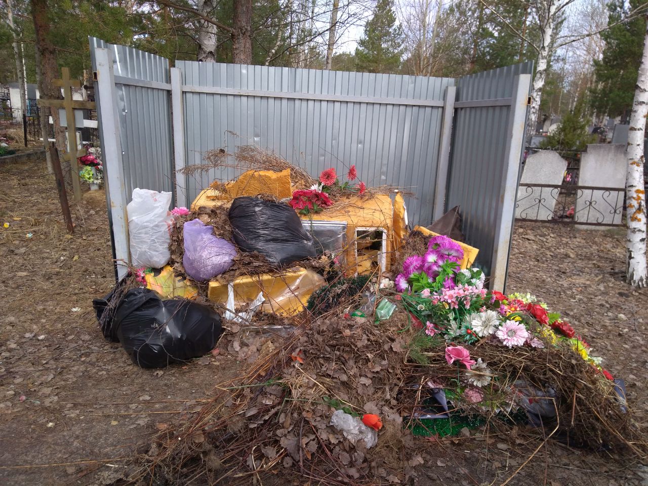 Последнее пристанище владимирцев превращается в кладбище мусора - новости  Владимирской области