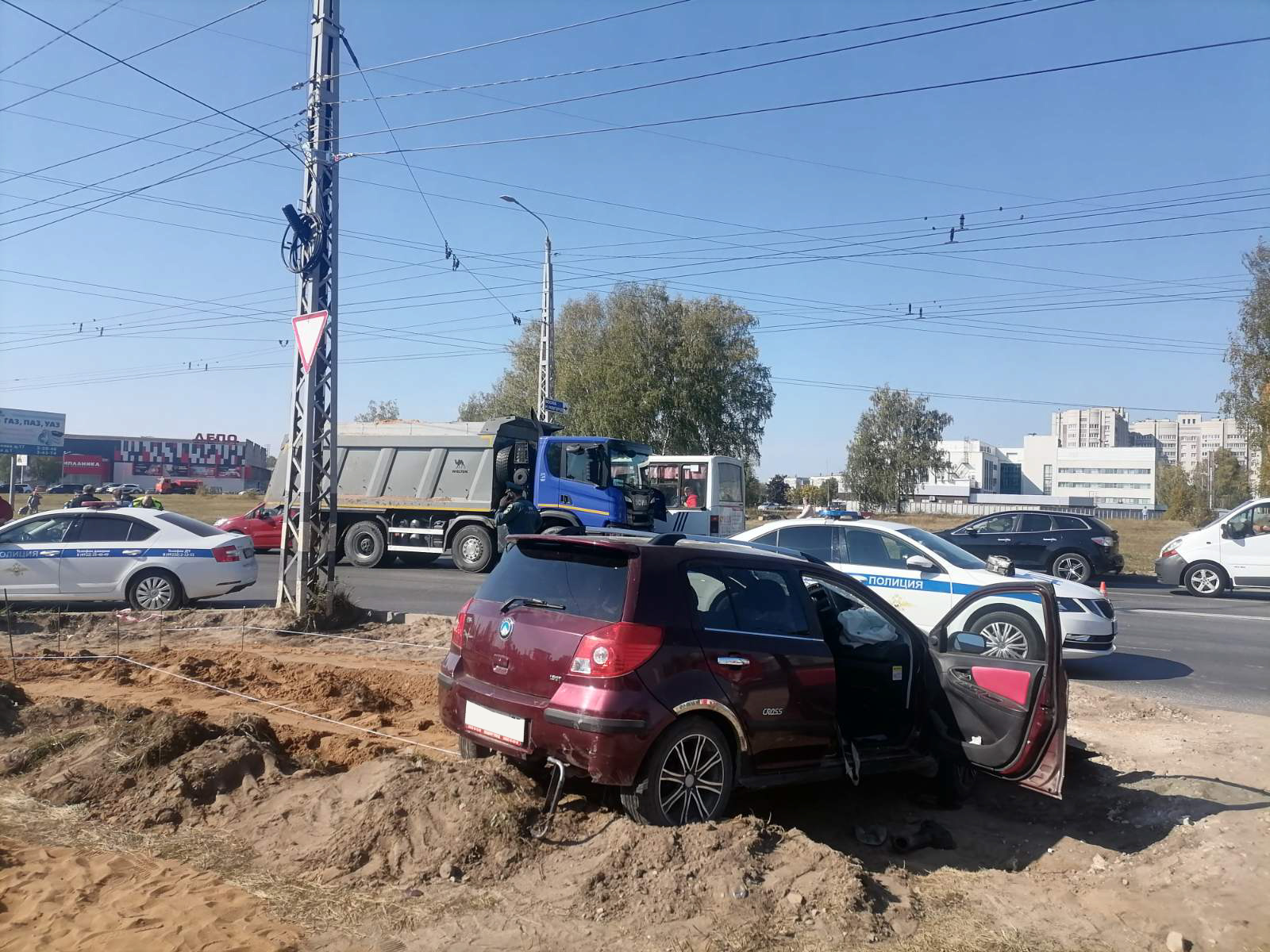 В Коврове пожилой мужчина погиб, врезавшись на кроссовере в грузовик с  песком - новости Владимирской области