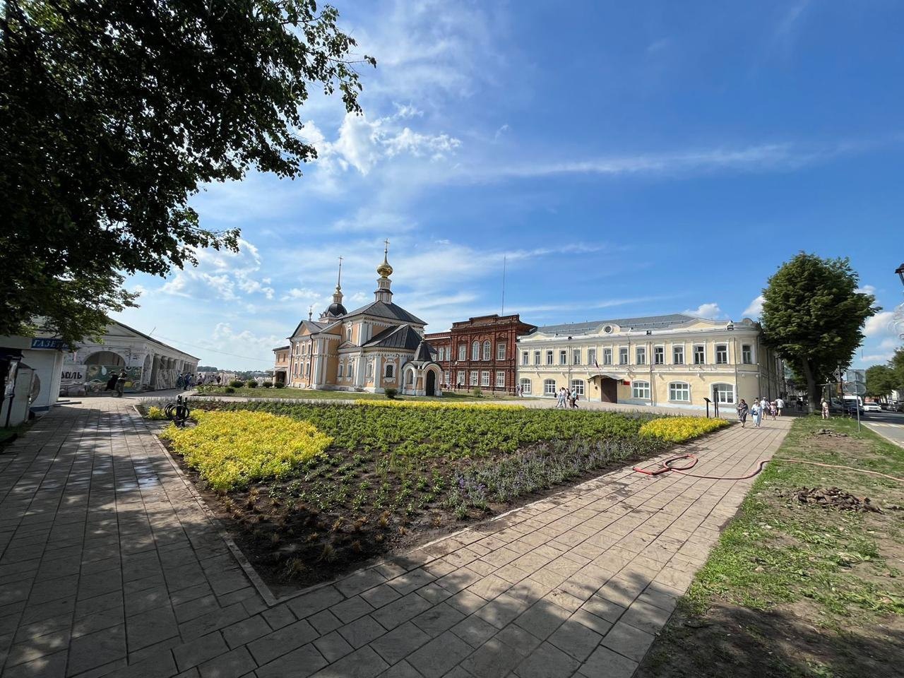 В центре Суздаля высадили 4 тысячи цветов. До конца месяца высадят еще 4  тысячи - новости Владимирской области