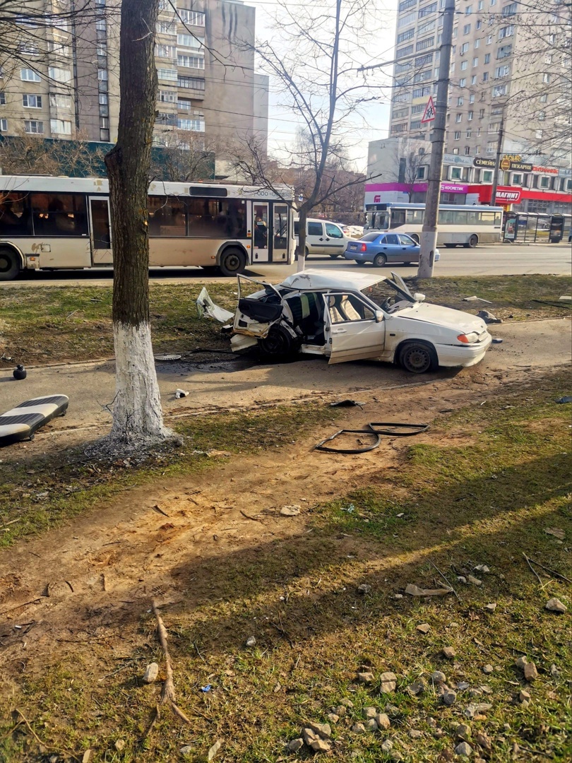 Молодой водитель за рулем ВАЗа вылетел на тротуар на центральной улице  города Владимира - новости Владимирской области