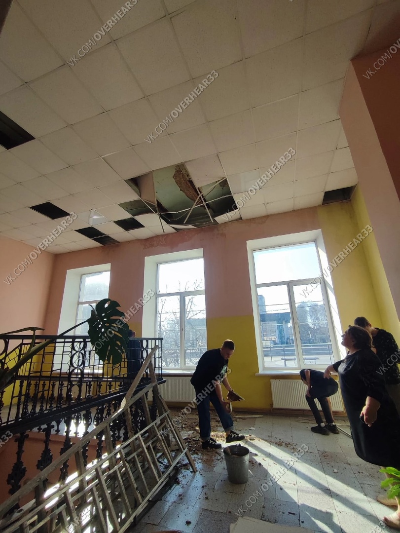 Подвесной потолок рухнул на двух учеников в воронежской школе - hb-crm.ru | Новости