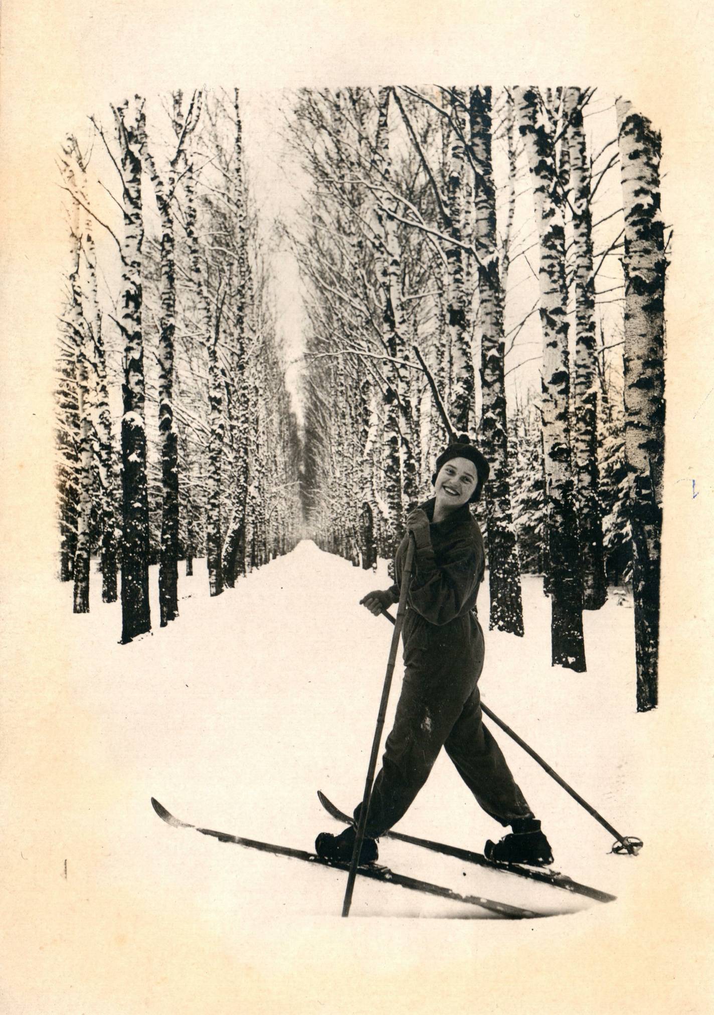 Лыжная прогулка по берёзовой аллее парка в Муромцево. Довоен.фото.jpg