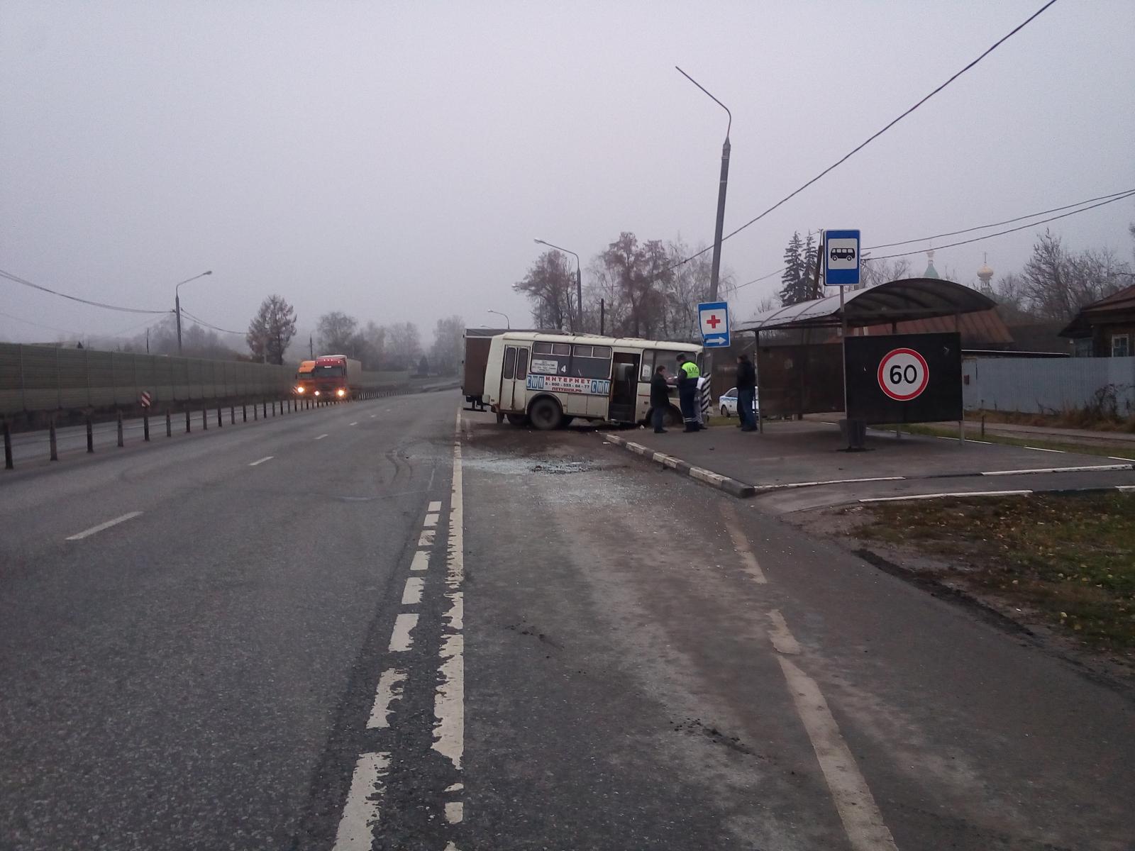 В Петушках водитель грузового автомобиля «Хендай» врезался в автобус,  высаживавший пассажиров на остановке - новости Владимирской области