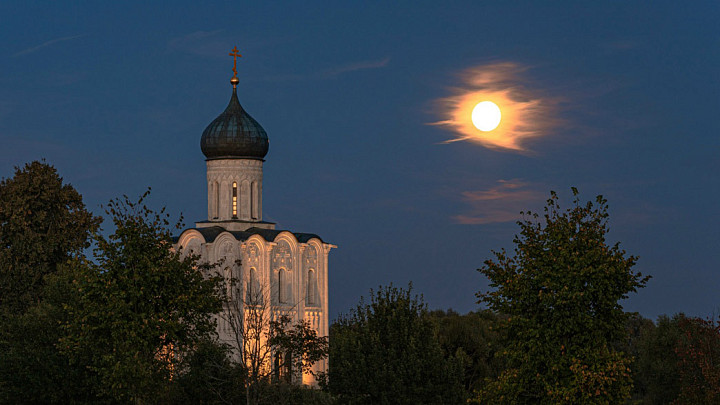 «Осетровую» луну запечатлели над церковью Покрова на Нерли