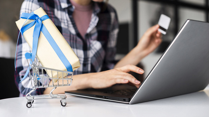 Жители Владимира совершают покупки на маркетплейсах во время обеда