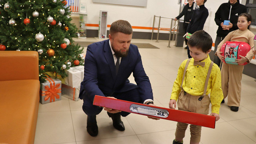 Роман Сорокин исполнил новогодние мечты ребят из многодетных семей