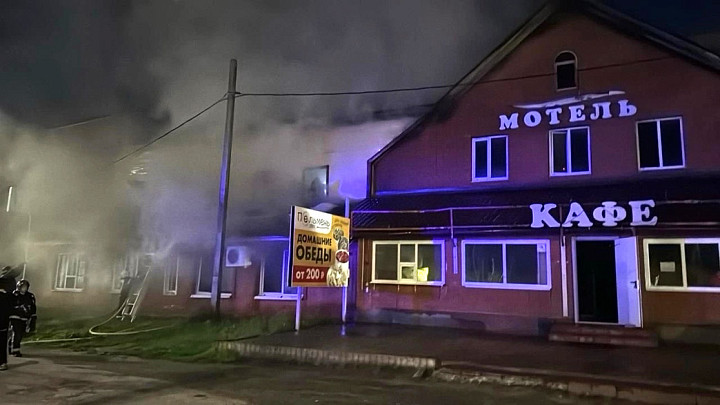 На оживленном отрезке трассы М-7 в Лакинске ночью сгорело кафе «Пельмень»