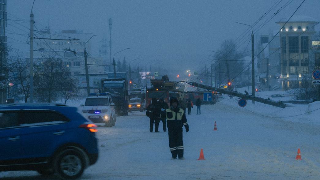Возле остановки «Улица Погодина» на дорогу упал столб с проводами