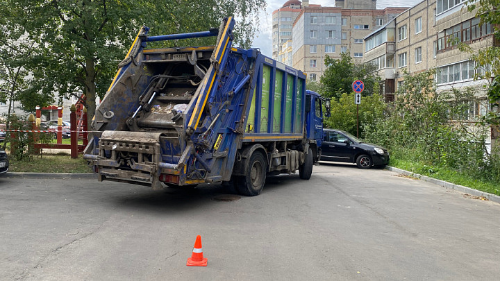 Во дворе дома рядом с торговым центром «Крейсер» мусоровоз сбил насмерть бабушку