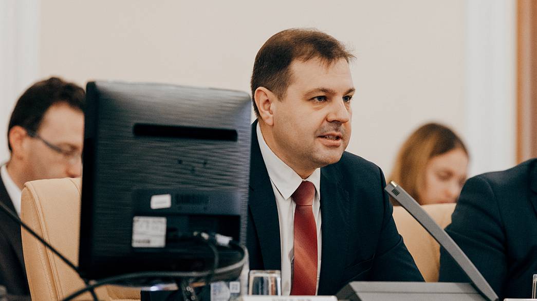 Вице-спикер ЗакСобрания Кавинов усомнился в профессионализме чиновников, которые готовят документы за подписью губернатора Сипягина