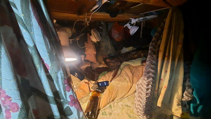 Мужчину из «мусорной» квартиры пришлось вызволять спасателям