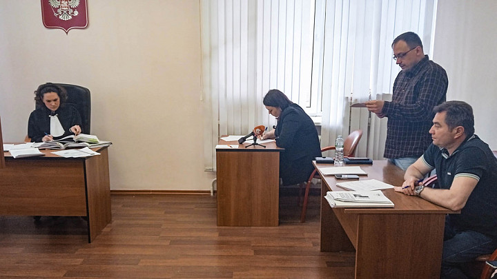 Обвиняемый в клевете экс-сотрудник «Единой России» потребовал исключить из дела заключения экспертов