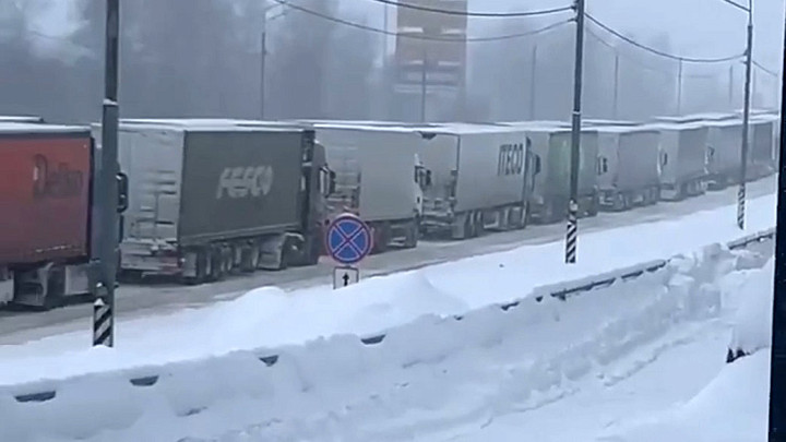 Огуречная гора во Владимире из-за буксующих фур снова осталась без автобусов