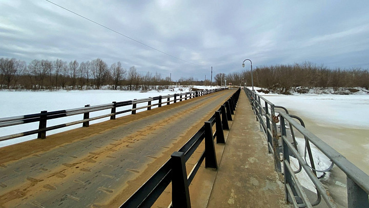 Разлив Клязьмы все ближе: понтонный мост в вязниковское Заречье становится пешеходным