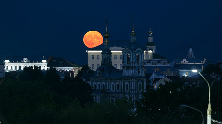 Владимирские фотографы поймали в кадр клубничную луну и серебристые облака