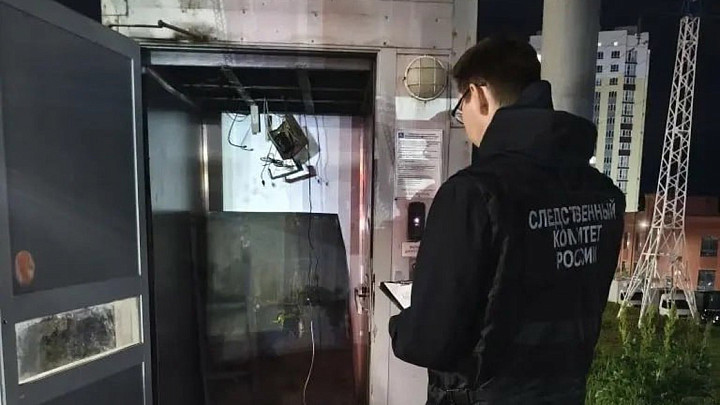 У провалившейся в шахту лифта женщины с годовалым малышом диагностировали раны на ногах