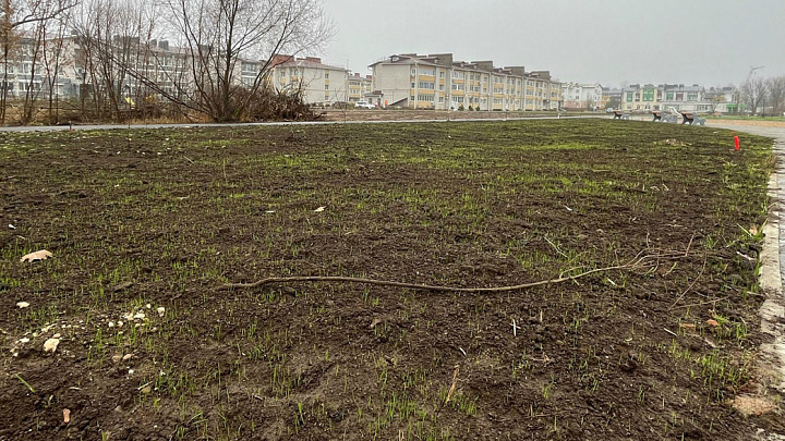 В недоделанном до конца парке уже орудуют вандалы