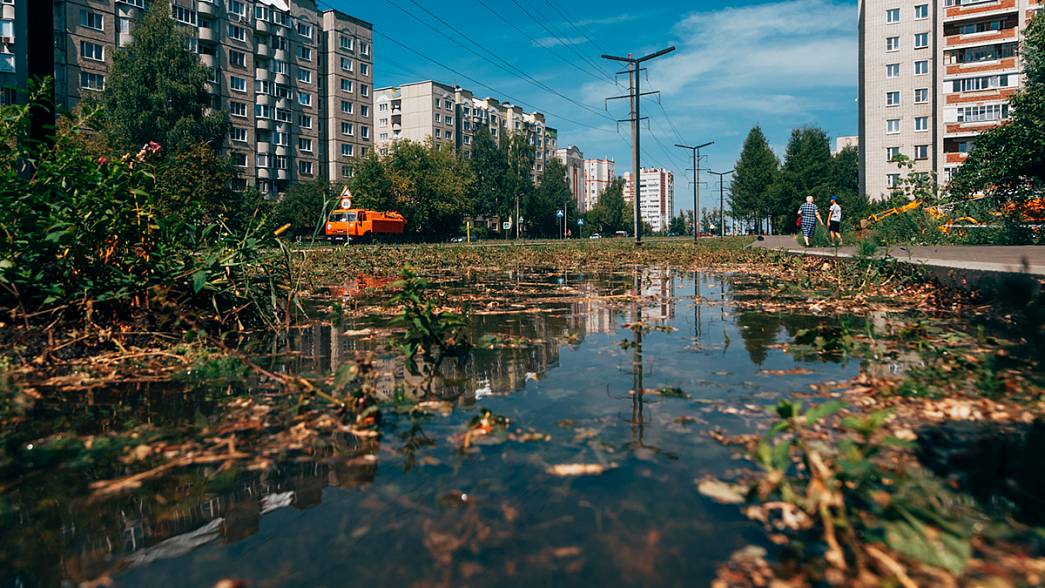 По новой пешеходной зоне города Владимира потекли мутные коммунальные ручьи