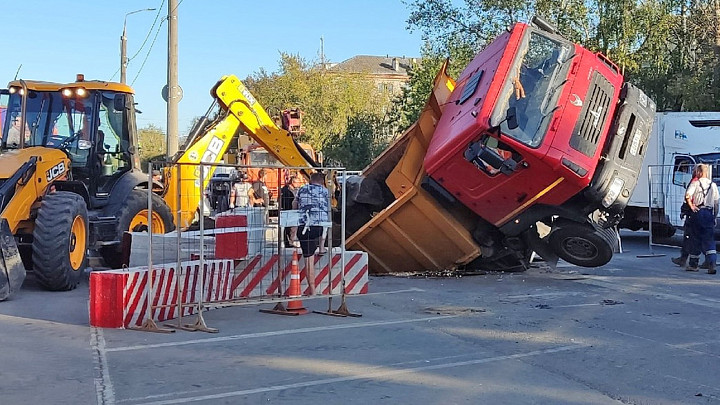 Во Владимире МАЗ ушел под землю на оживленной дороге