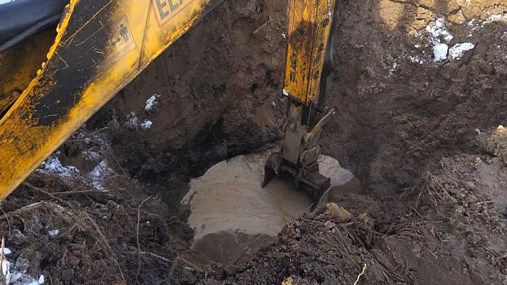 Жители Лакинска из-за прорыва трубы на 3 дня остались без воды