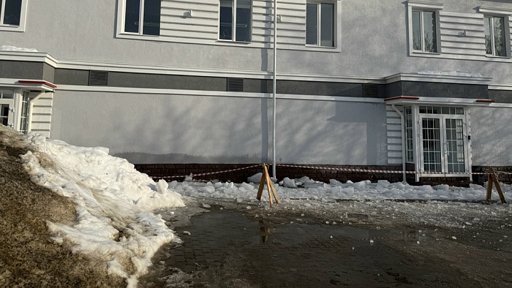 Во Владимирской области наледь с крыши упала на 80-летнюю пенсионерку