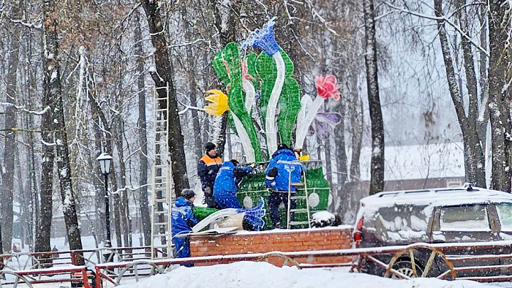 В Гусь-Хрустальном установили огромную копию знаменитого «Стеклянного букета» Разумея Васильева