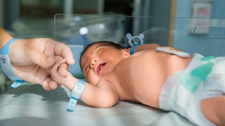 Врачи ОДКБ стабилизировали состояние новорожденного с гемолитической болезнью