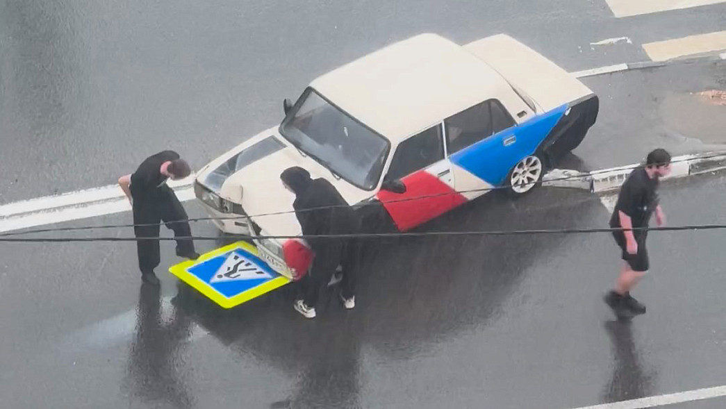 Во Владимире гонщики второй раз сбили дорожный знак на одном и том же «островке безопасности»