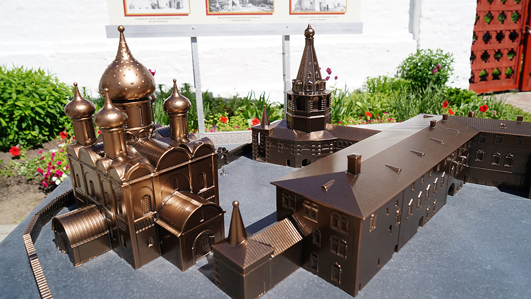 В Суздале установили бронзовую миниатюрную копию Кремля
