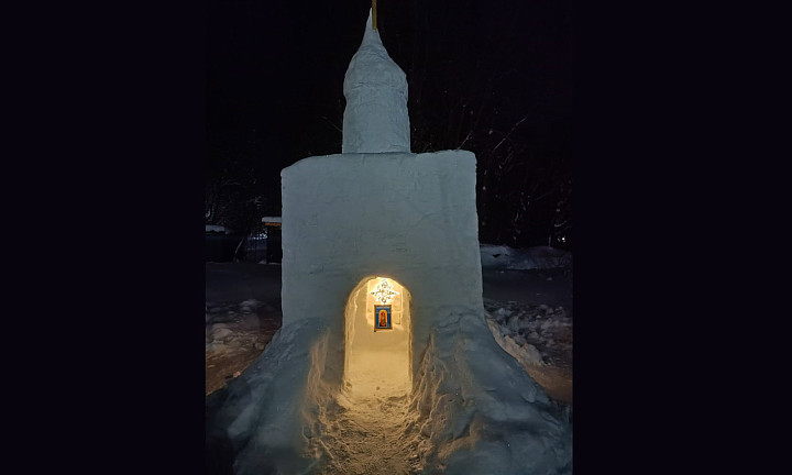 Горы снега превратили в православный храм