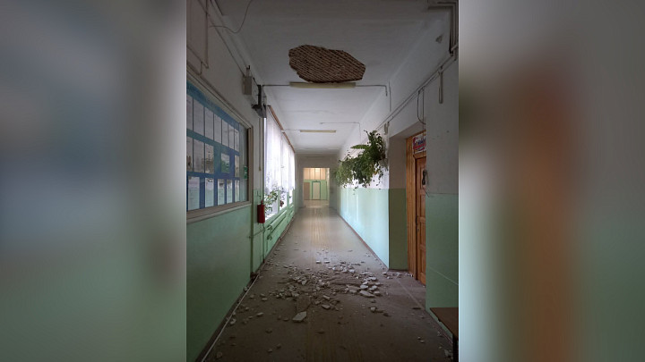 Во владимирской школе на голову ученицы упала штукатурка с потолка