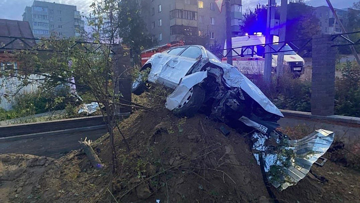 Водитель после крутых виражей на городских дорогах протаранил кирпичный забор
