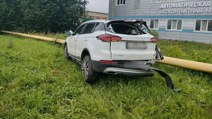 Китайское ДТП. Водитель Geely улетел на газон, не пропустив автобус Yutong