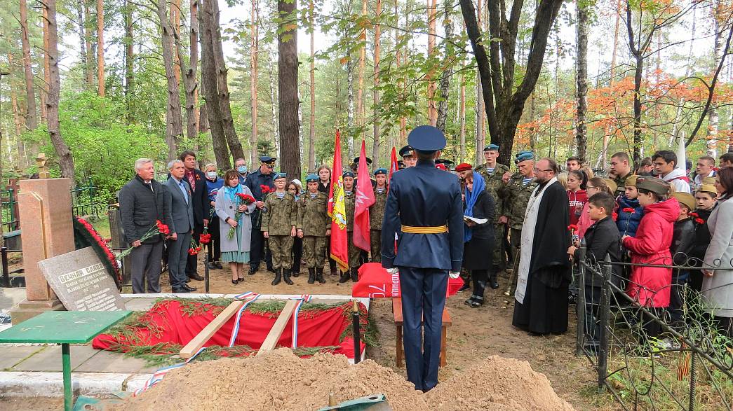 В Покрове похоронили красноармейца, останки которого обнаружили украинские поисковики